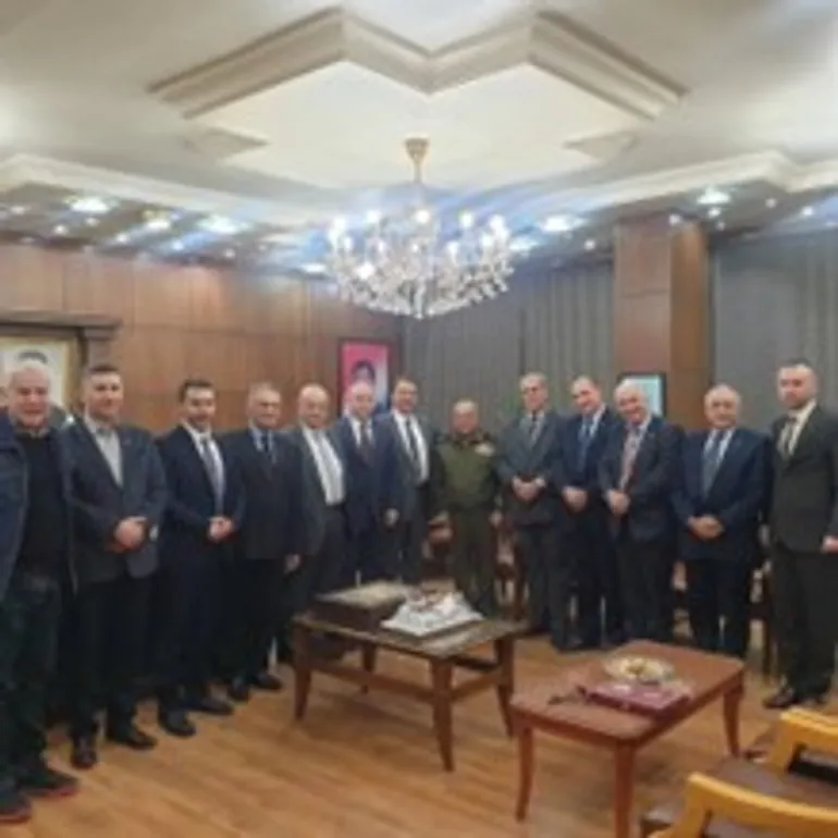 نقيب المحامين يتوسط عدد من أعضاء النقابة المقربين من نظام الأسد