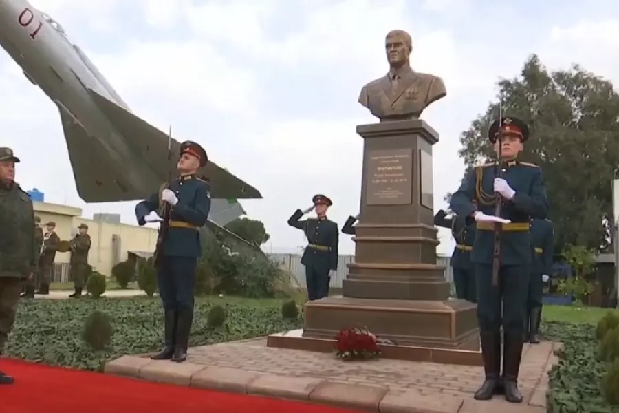 القوات الروسية تنصب تمثالاً للطيار الروسي "رومان فيليبوف" بقاعدة حميميم