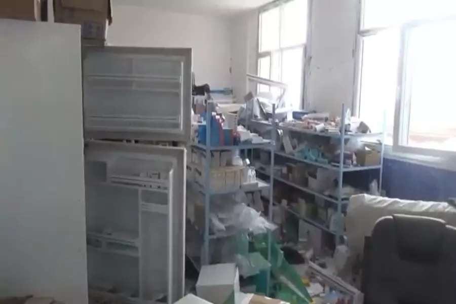 الطيران الروسي يقصف مشفى بريف إدلب ويتسبب بخروجه عن الخدمة