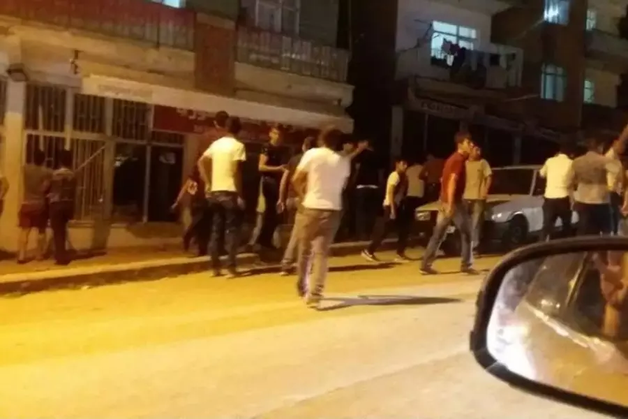 شبان أتراك يعتدون على مركز تجاري سوري في اسطنبول والشرطة تتدخل