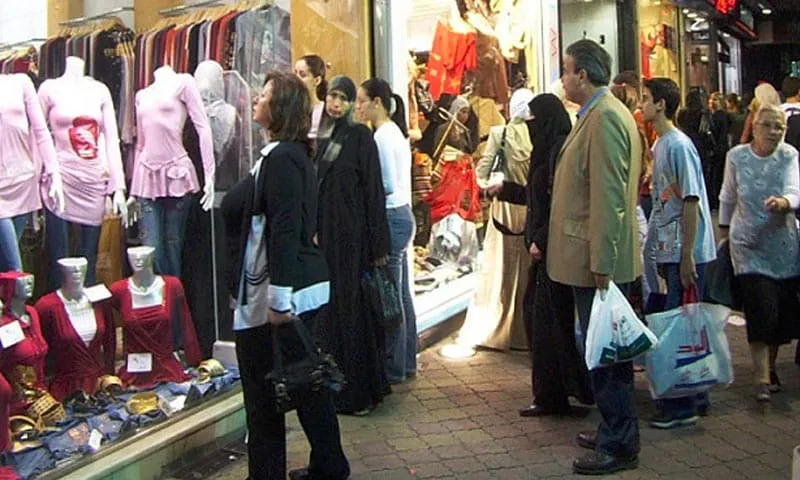 أسعار الألبسة تتضاعف ومسؤول لدى النظام: "لا شيء يجبر المواطن على شراء القطع الغالية"