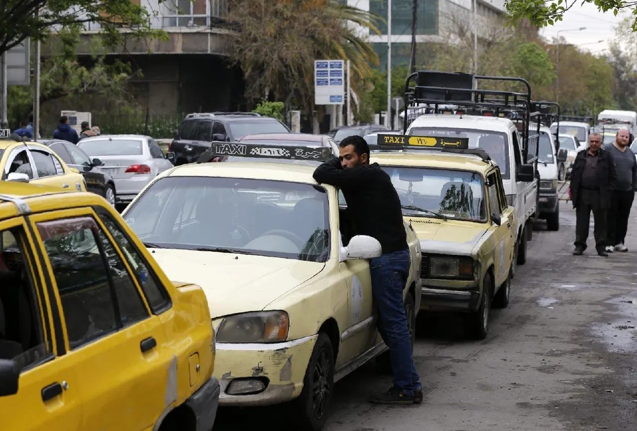 البنزين يصل إلى 7 آلاف ومسؤول في اللاذقية يبرر: نقص المادة هو السبب