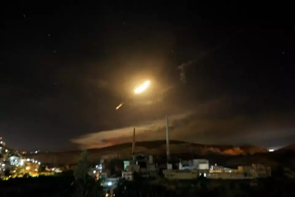 صحيفة عبرية : غواصة روسية استهدفت طائرات إسرائيلية قصفت أهدافا في سوريا