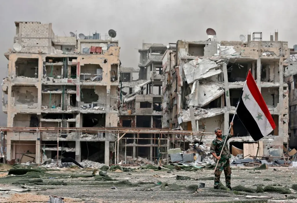 جثث فلسطينيين قتلوا بقصف الأسد وروسيا لاتزال تحت أنقاض المباني بمخيم اليرموك