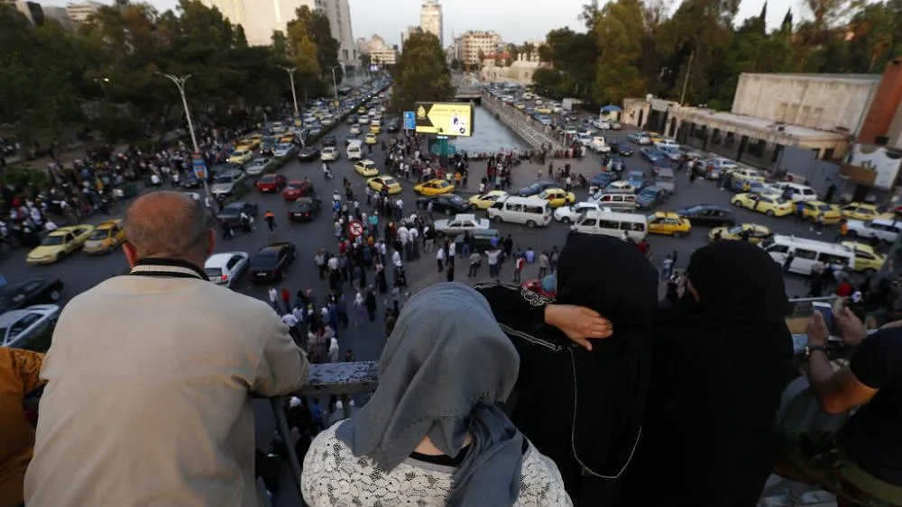 "الشبكة السورية" توثق إفراج النظام عن 527 معتقل وفق مرسوم "العفو" من أصل 132 ألف