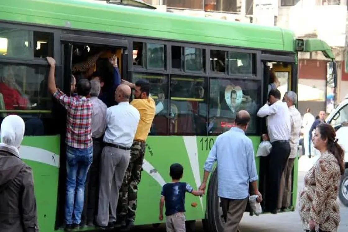 مع تفاقم أزمة النقل .. حرمان آلاف الحافلات من المحروقات والنظام يتحدث عن "أتمتة المحطات"